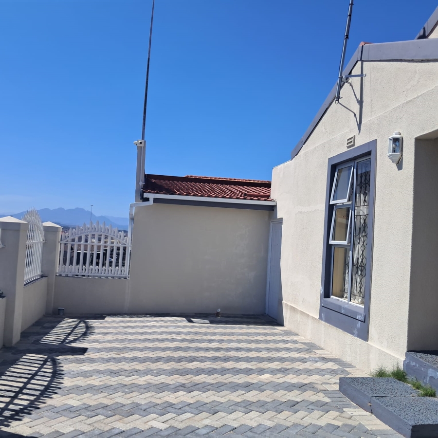 5 Bedroom Property for Sale in Ilitha Park Western Cape
